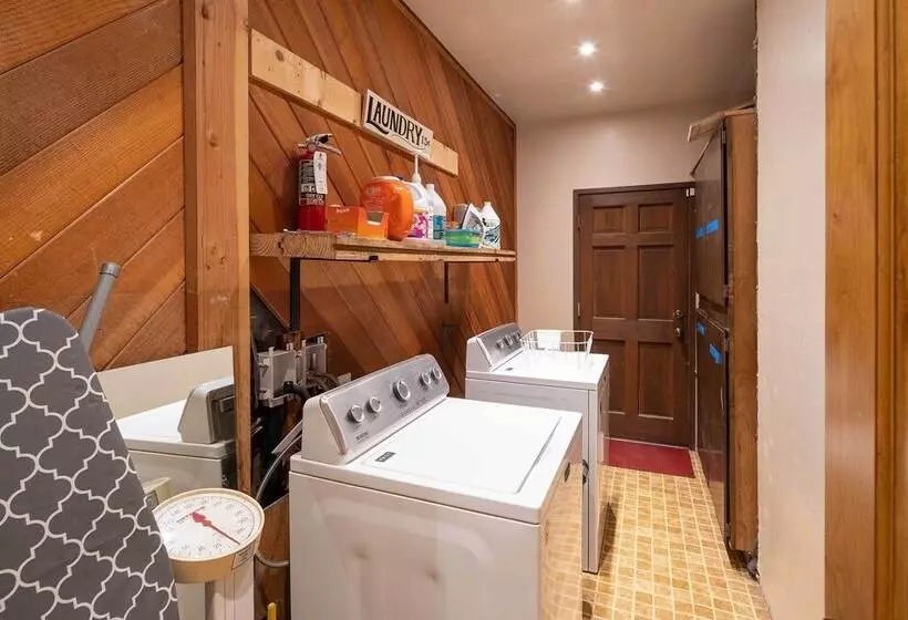 Expansive Tahoe Escape W/ Hot Tub: Ski + Hike