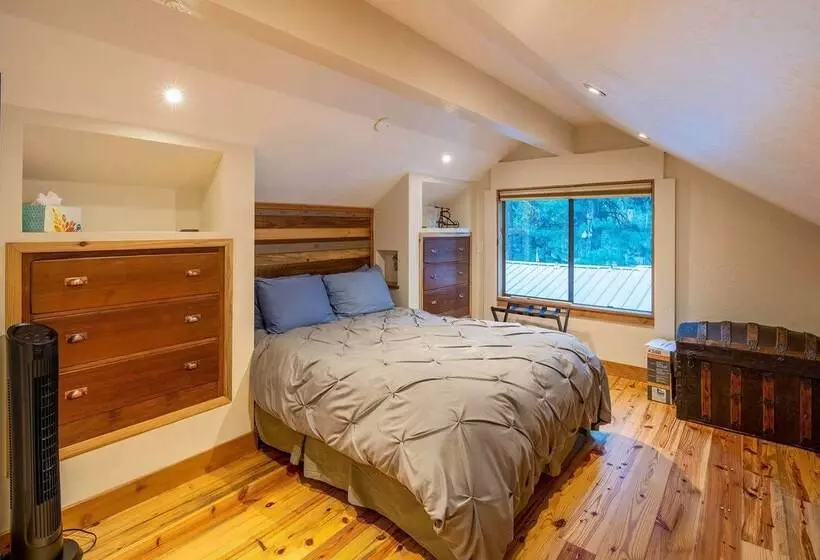 Expansive Tahoe Escape W/ Hot Tub: Ski + Hike