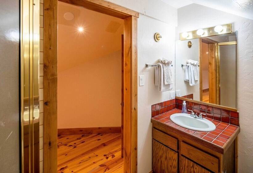 Expansive Tahoe Escape W/ Hot Tub: Ski + Hike