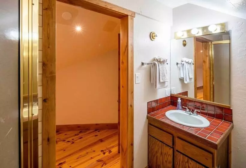 Expansive Tahoe Escape W/ Hot Tub: Ski + Hike