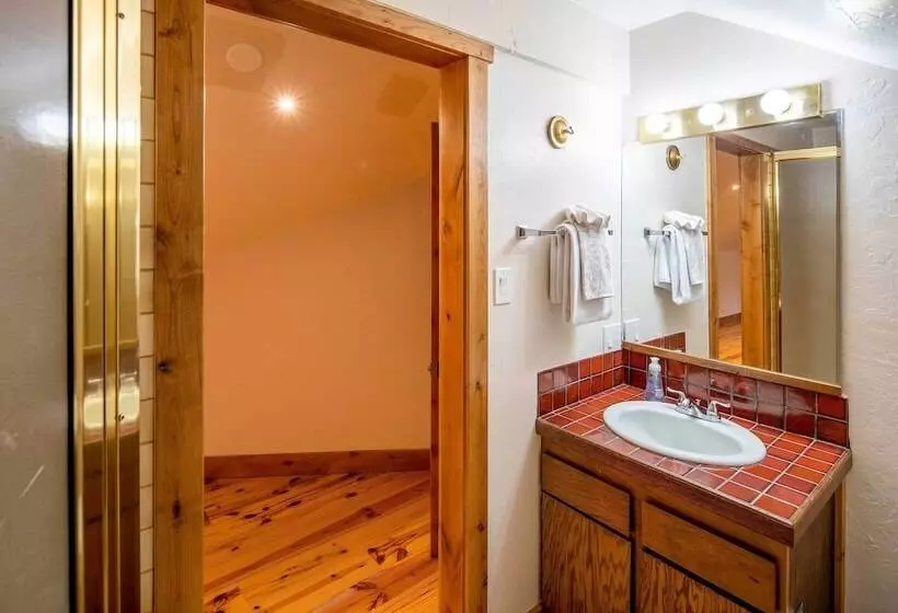 Expansive Tahoe Escape W/ Hot Tub: Ski + Hike