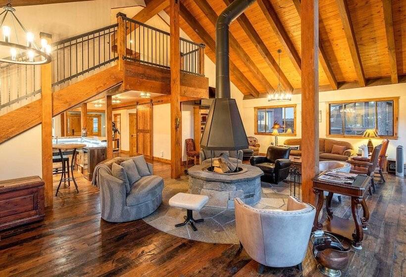 Expansive Tahoe Escape W/ Hot Tub: Ski + Hike