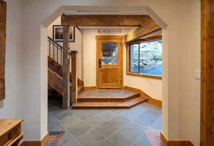 Expansive Tahoe Escape W/ Hot Tub: Ski + Hike