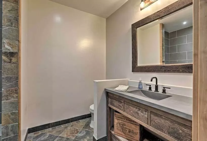 Expansive Tahoe Escape W/ Hot Tub: Ski + Hike