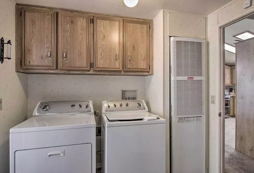 Family Friendly Home ~ 1 Mi To Kern River!