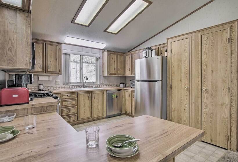 Family Friendly Home ~ 1 Mi To Kern River!