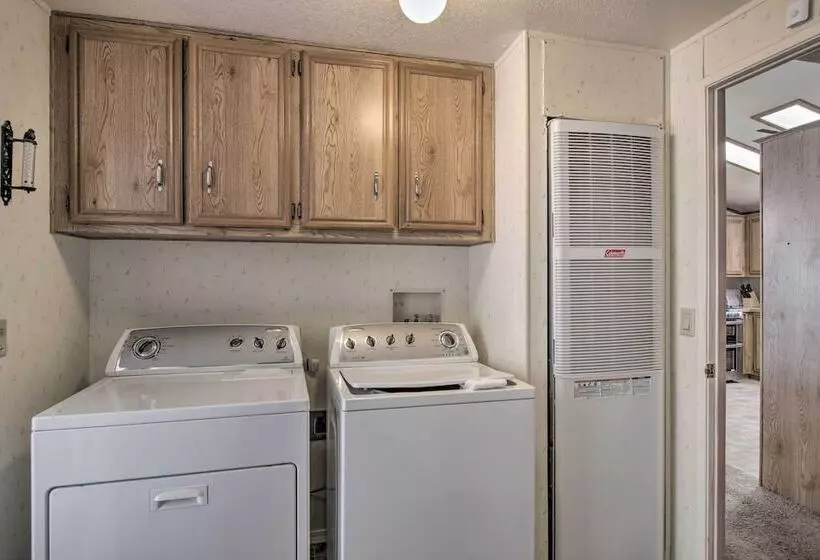 Family Friendly Home ~ 1 Mi To Kern River!