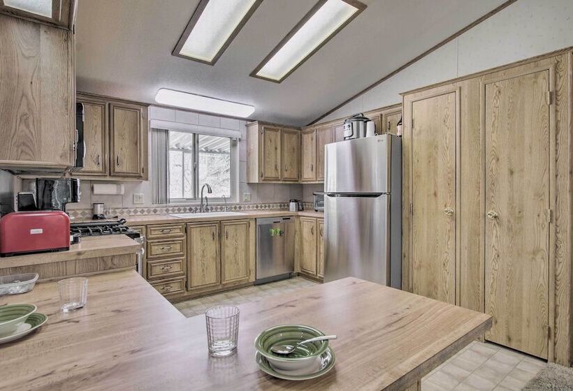 Family Friendly Home ~ 1 Mi To Kern River!