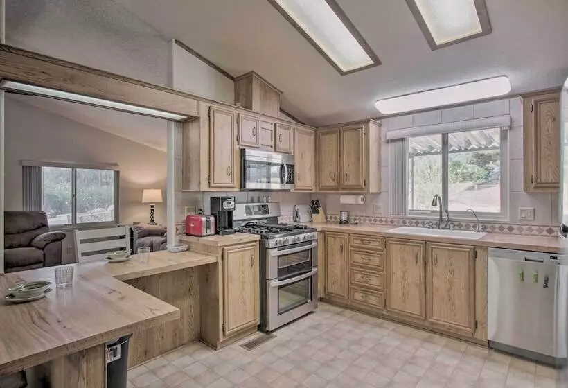 Family Friendly Home ~ 1 Mi To Kern River!