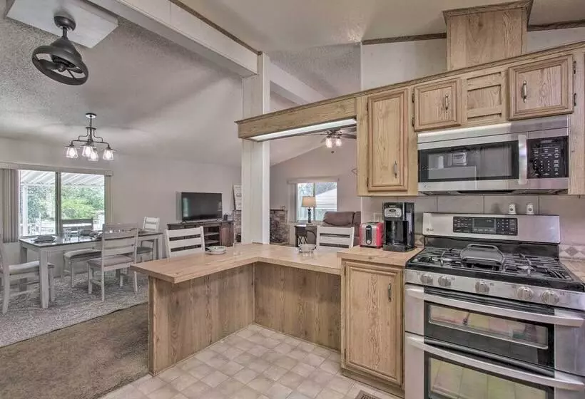Family Friendly Home ~ 1 Mi To Kern River!
