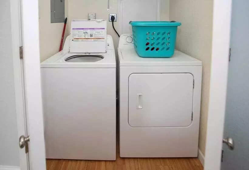 Surfside Beach Getaway: Walk To Shore & Dining