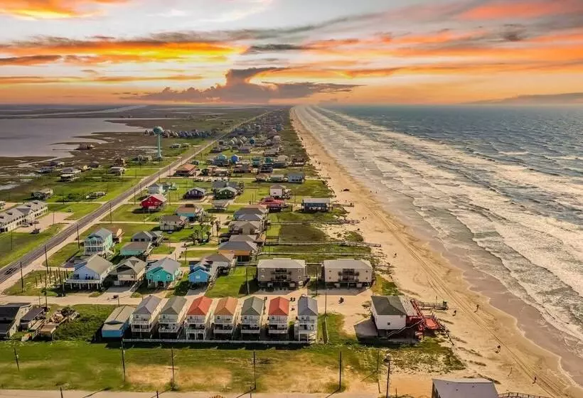 Surfside Beach Getaway: Walk To Shore & Dining