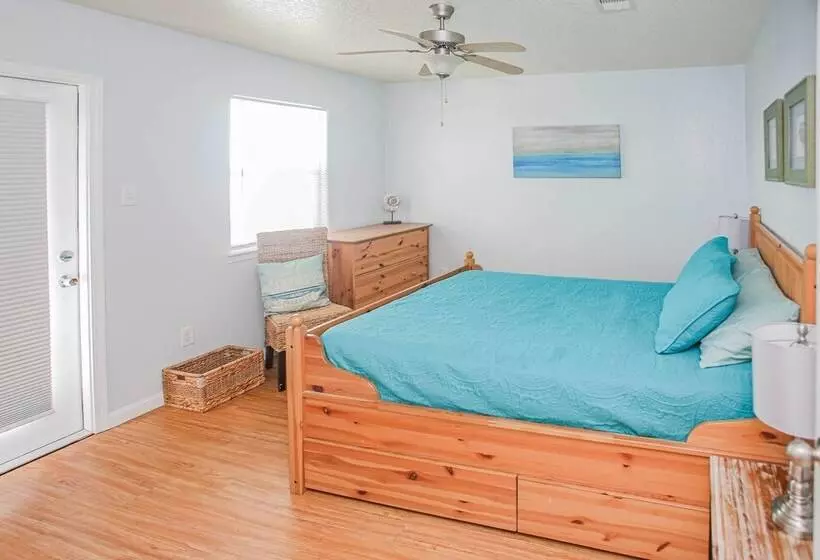 Surfside Beach Getaway: Walk To Shore & Dining