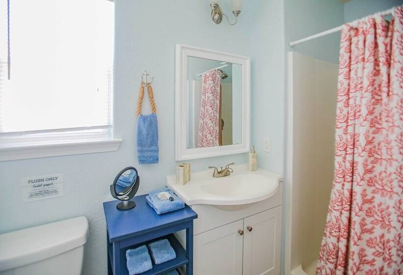 Surfside Beach Getaway: Walk To Shore & Dining