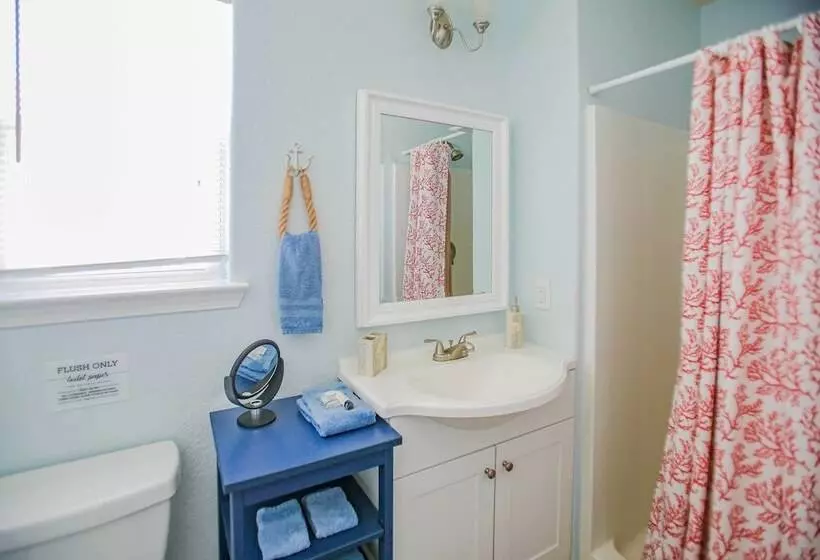 Surfside Beach Getaway: Walk To Shore & Dining