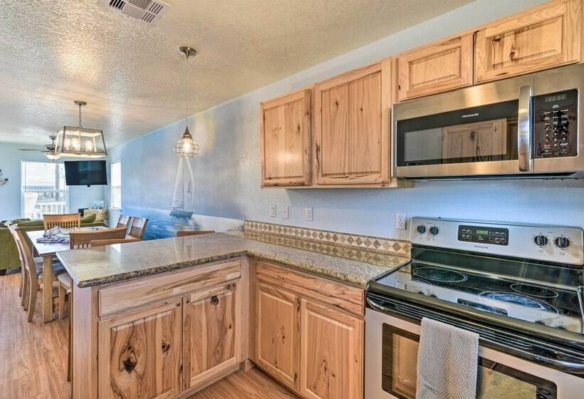 Surfside Beach Getaway: Walk To Shore & Dining