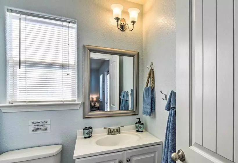 Surfside Beach Getaway: Walk To Shore & Dining