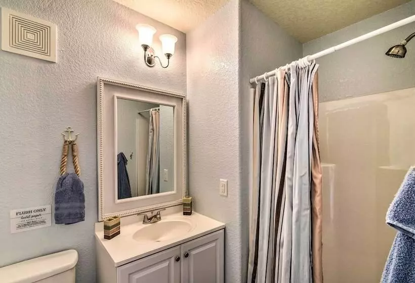 Surfside Beach Getaway: Walk To Shore & Dining