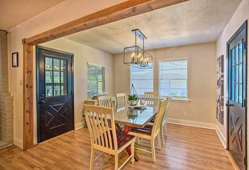 Covered Deck & Fire Pit: Gun Barrel City Escape!