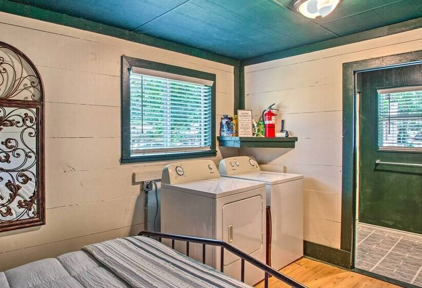 Covered Deck & Fire Pit: Gun Barrel City Escape!