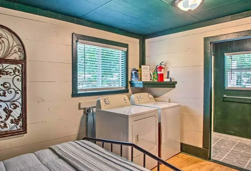 Covered Deck & Fire Pit: Gun Barrel City Escape!