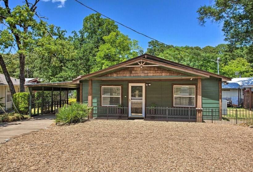 Covered Deck & Fire Pit: Gun Barrel City Escape!