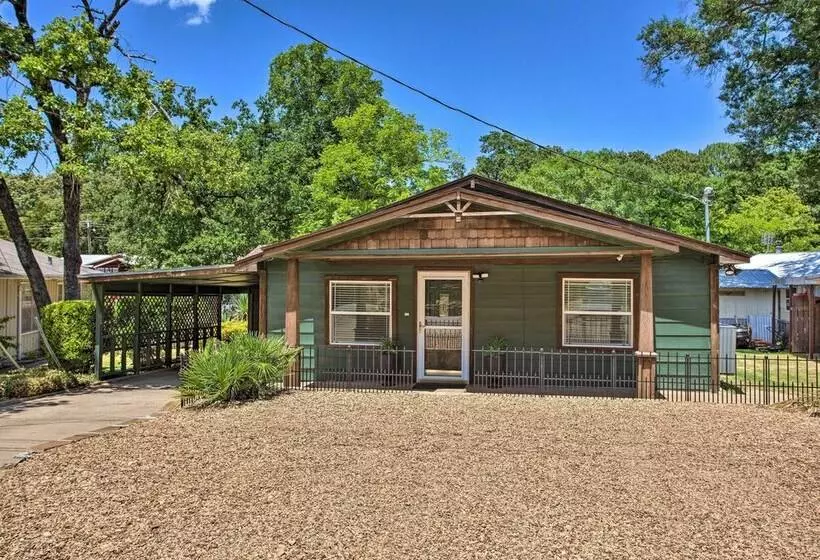Covered Deck & Fire Pit: Gun Barrel City Escape!