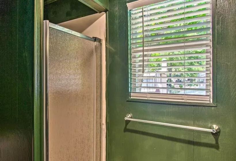 Covered Deck & Fire Pit: Gun Barrel City Escape!