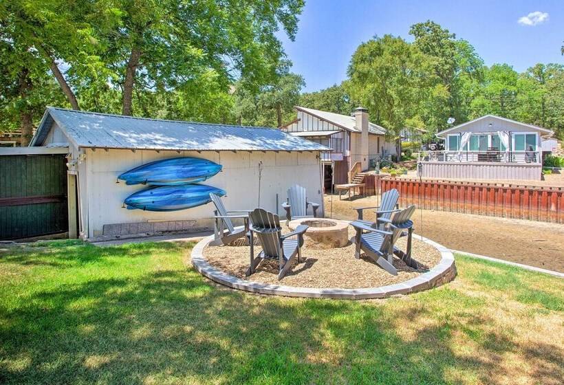 Covered Deck & Fire Pit: Gun Barrel City Escape!