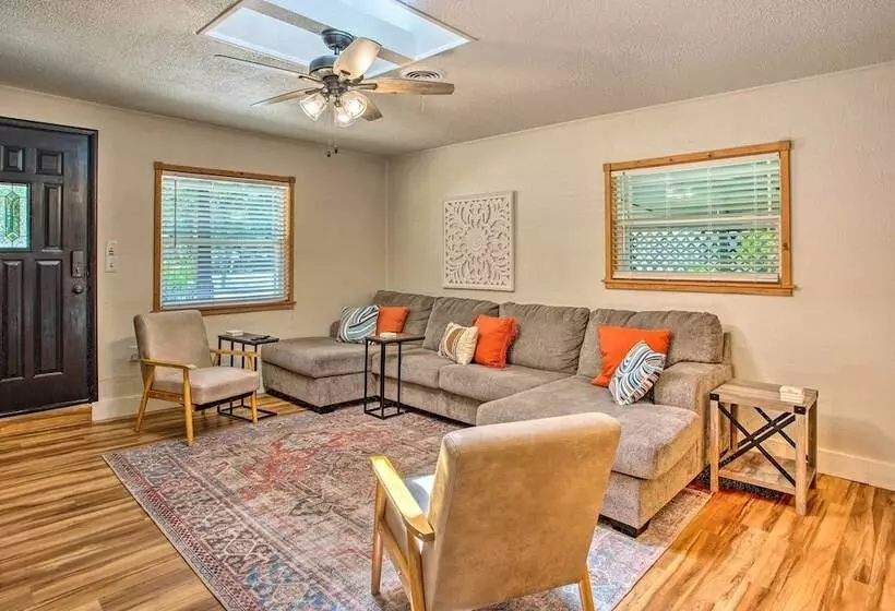 Covered Deck & Fire Pit: Gun Barrel City Escape!