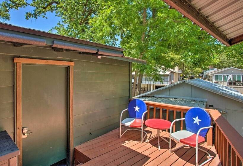 Covered Deck & Fire Pit: Gun Barrel City Escape!