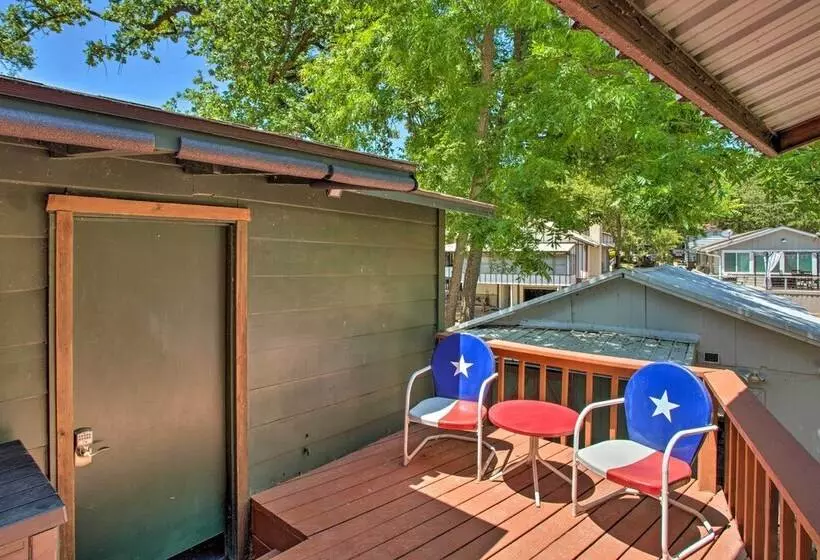 Covered Deck & Fire Pit: Gun Barrel City Escape!