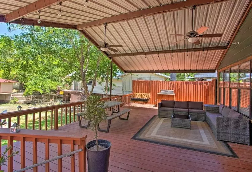 Covered Deck & Fire Pit: Gun Barrel City Escape!