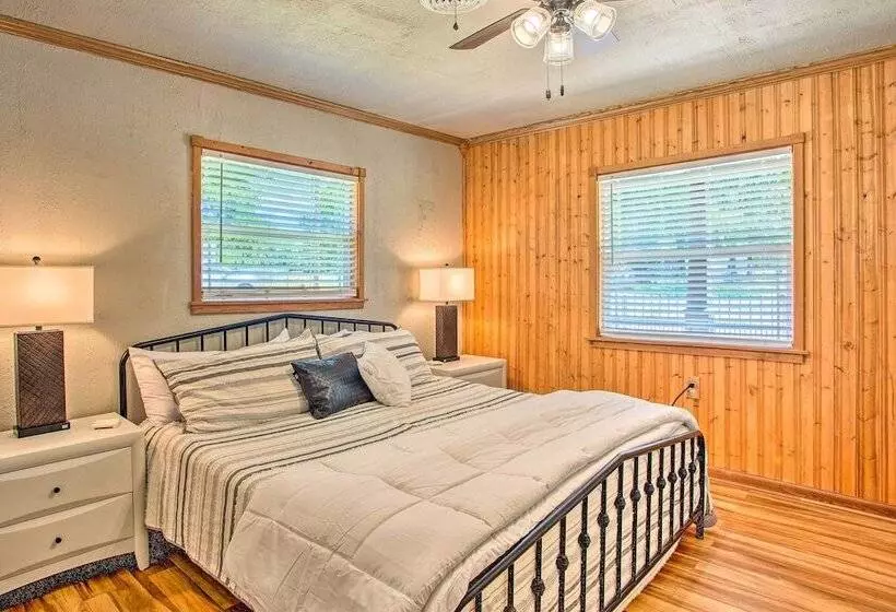 Covered Deck & Fire Pit: Gun Barrel City Escape!