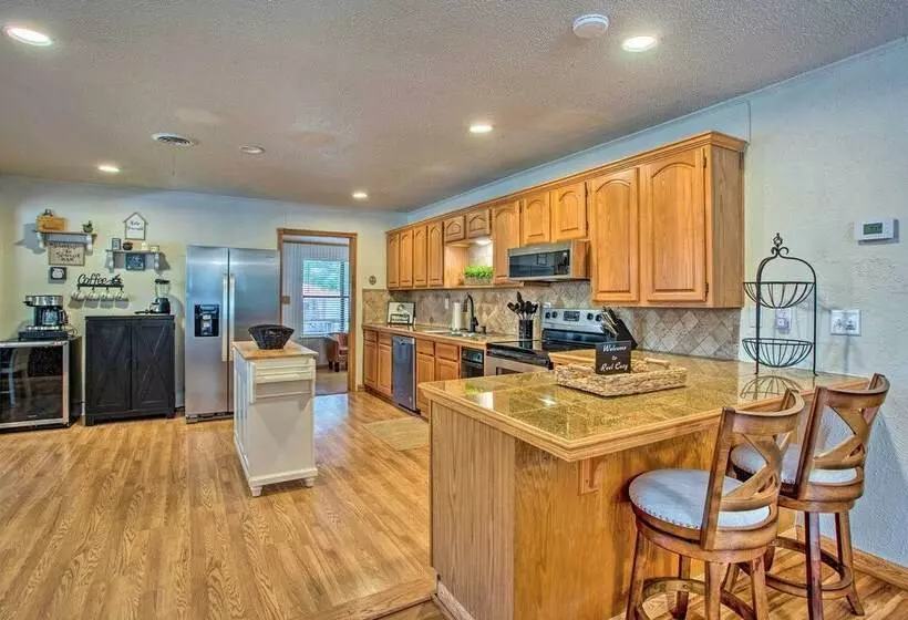 Covered Deck & Fire Pit: Gun Barrel City Escape!