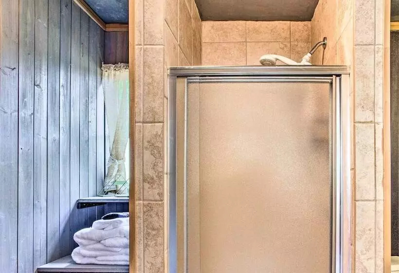 Covered Deck & Fire Pit: Gun Barrel City Escape!