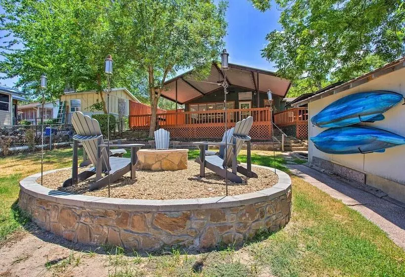 Covered Deck & Fire Pit: Gun Barrel City Escape!