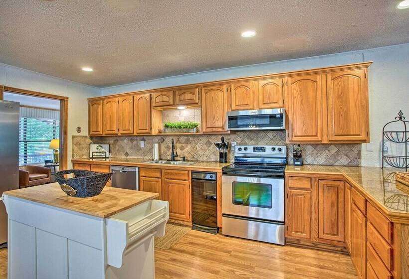 Covered Deck & Fire Pit: Gun Barrel City Escape!