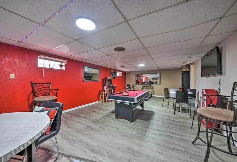 Hidden Paradise  On 5 Acres W/ Hot Tub & Deck!