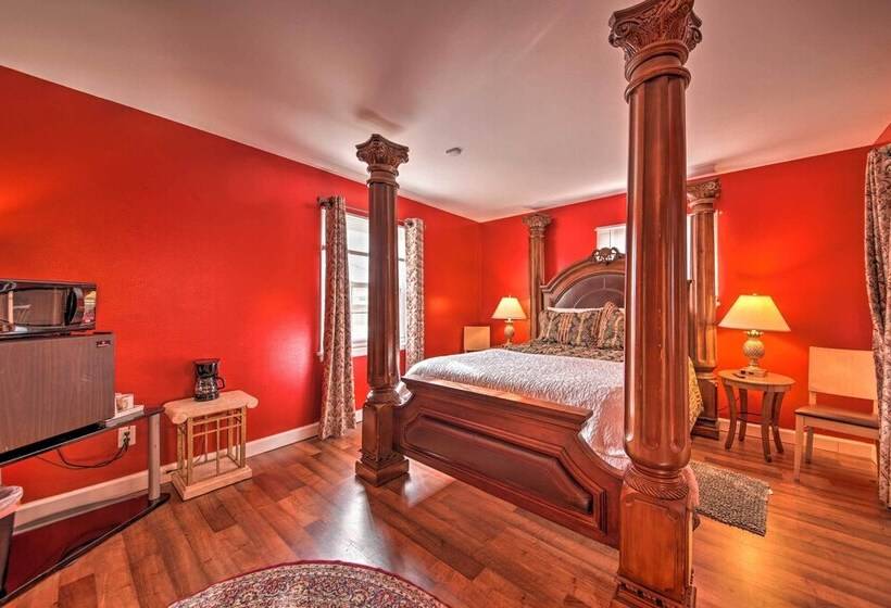 Hidden Paradise  On 5 Acres W/ Hot Tub & Deck!