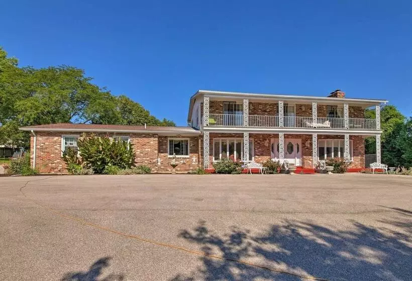 Hidden Paradise  On 5 Acres W/ Hot Tub & Deck!