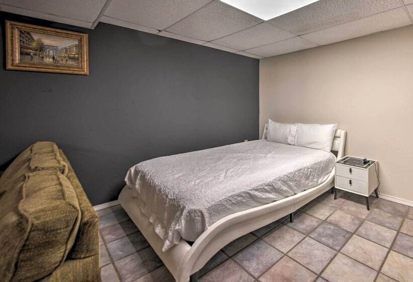 Hidden Paradise  On 5 Acres W/ Hot Tub & Deck!