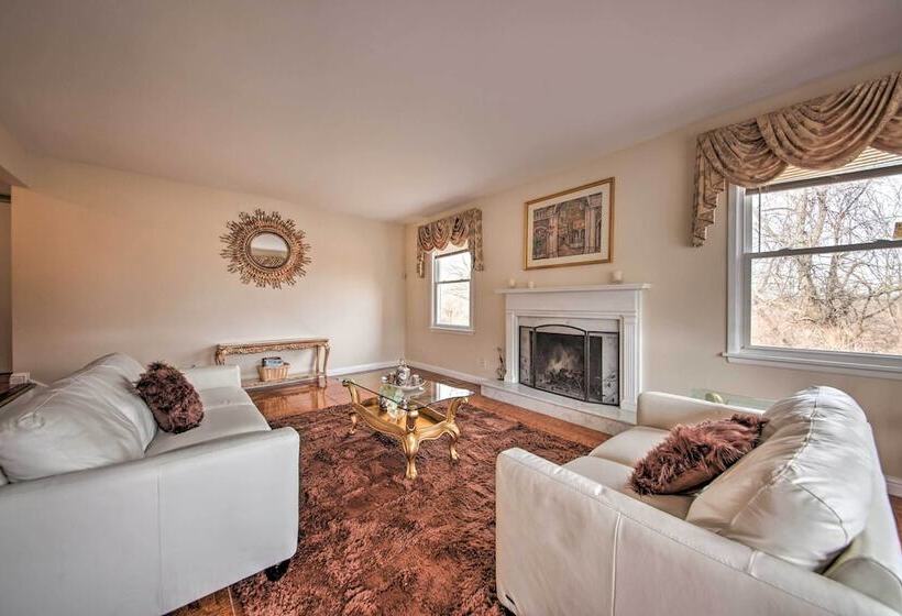 Hidden Paradise  On 5 Acres W/ Hot Tub & Deck!