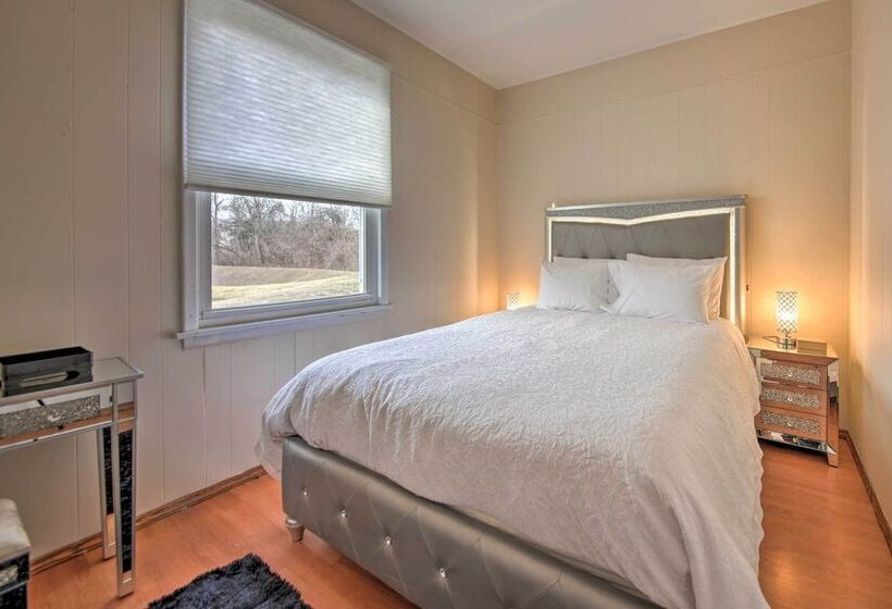 Hidden Paradise  On 5 Acres W/ Hot Tub & Deck!