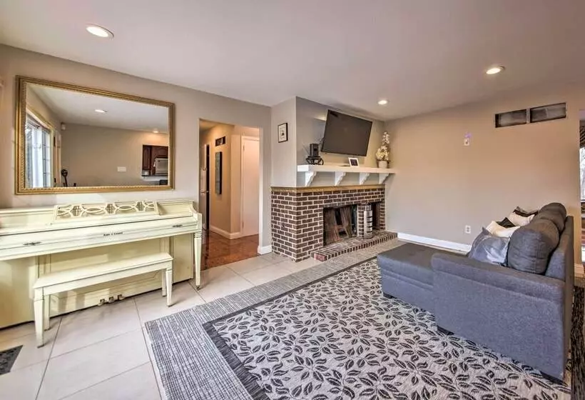 Hidden Paradise  On 5 Acres W/ Hot Tub & Deck!