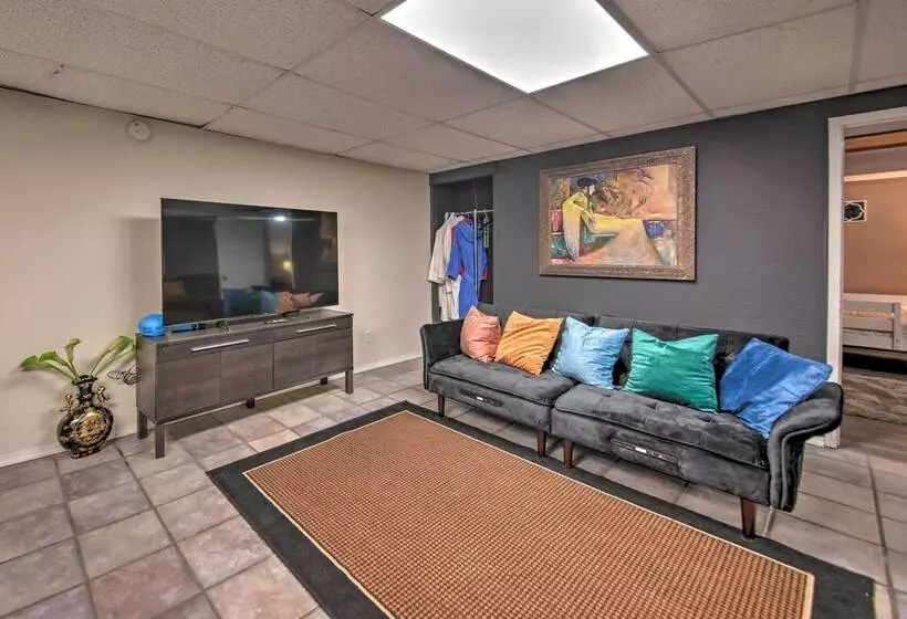 Hidden Paradise  On 5 Acres W/ Hot Tub & Deck!