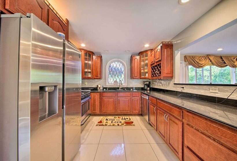 Hidden Paradise  On 5 Acres W/ Hot Tub & Deck!