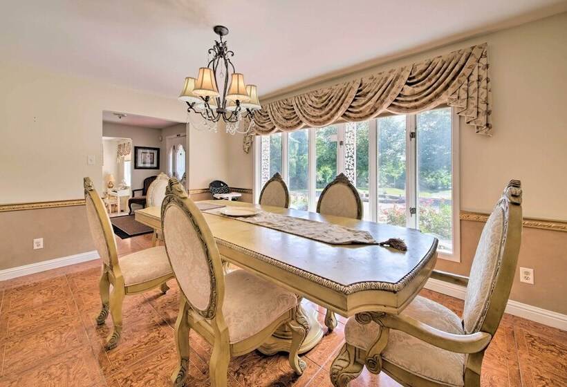 Hidden Paradise  On 5 Acres W/ Hot Tub & Deck!