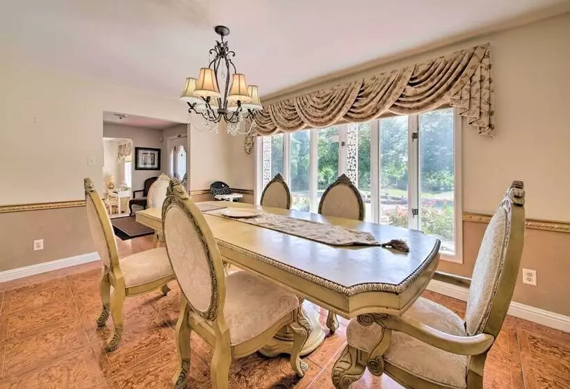 Hidden Paradise  On 5 Acres W/ Hot Tub & Deck!