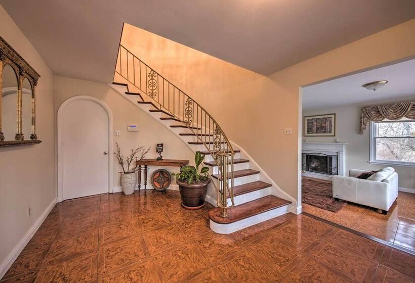 Hidden Paradise  On 5 Acres W/ Hot Tub & Deck!